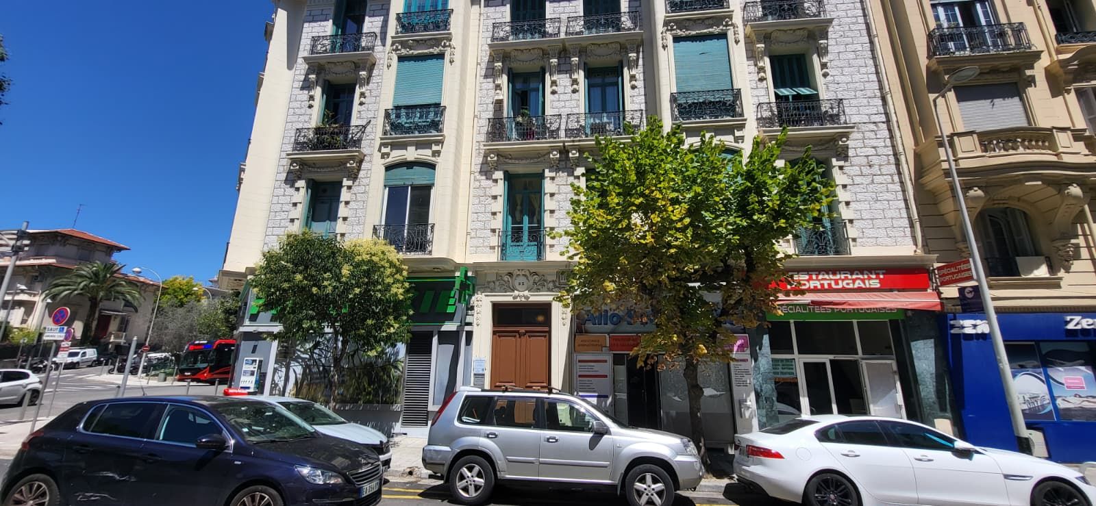 Façade de l'immeuble du cabinet dentaire des Drs Marro, Cohen et l'Equilbec à Nice, boulevard Gambetta