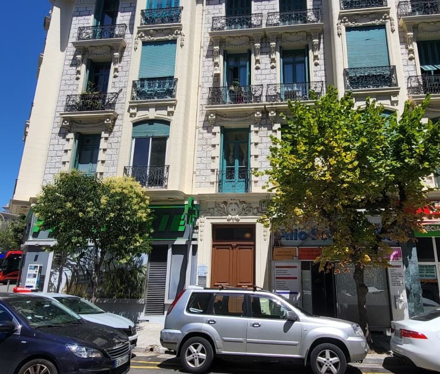 Façade de l'immeuble du cabinet dentaire des Drs Marro, Cohen et l'Equilbec à Nice, boulevard Gambetta