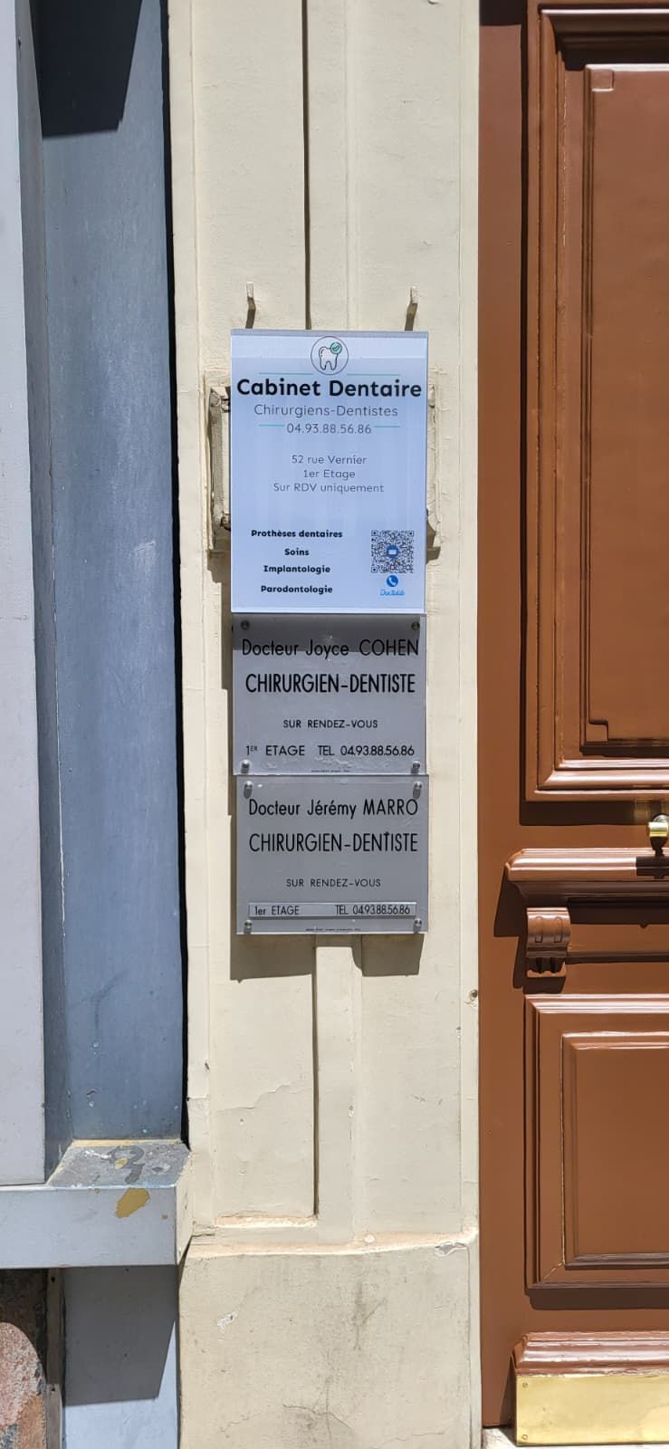 Plaque d'entrée du cabinet dentaire Drs Marro, Cohen et l'Equilbec, 52 rue Vernier, Nice