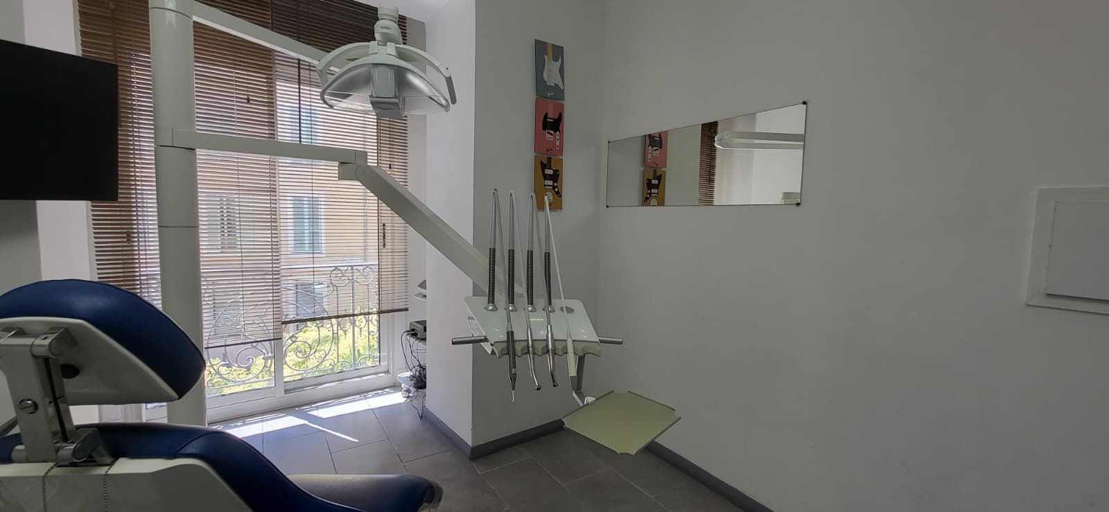 Salle de soins équipée du cabinet dentaire à Nice