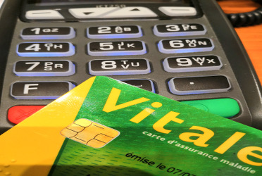 Carte Vitale et terminal de paiement au cabinet dentaire